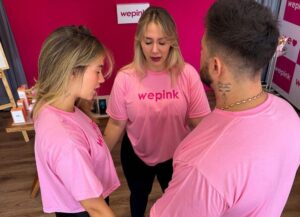 Virginia Fonseca, a sócia, Samara Pink, e seu marido, Thiago Stabile, nos bastidores de live shopping da marca "WePink" — Foto: Reprodução: Instagram/@virginia
