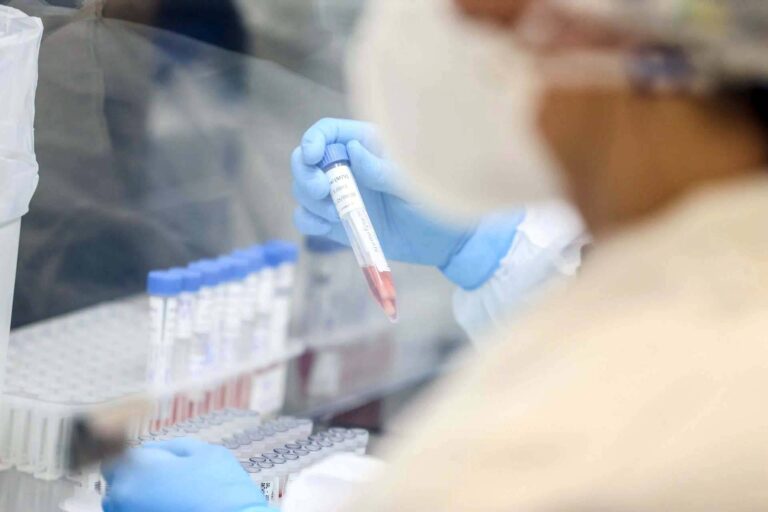 Paraná confirma quase 2 mil casos de Covid e média aumenta