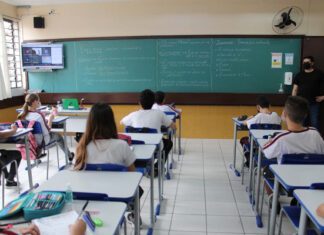 Justiça suspende aumento de piso salarial de professores de prefeituras do PR