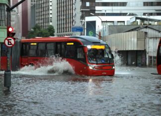 Pontos de alagamento se espalham e já afetam Curitiba inteira, revela pesquisa