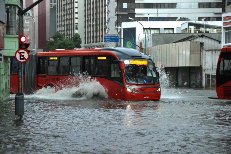 Pontos de alagamento se espalham e já afetam Curitiba inteira, revela pesquisa