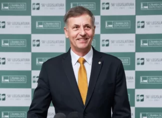 Enquete: Se a eleição fosse hoje, em quem você votaria para prefeito(a) de Pinhais?