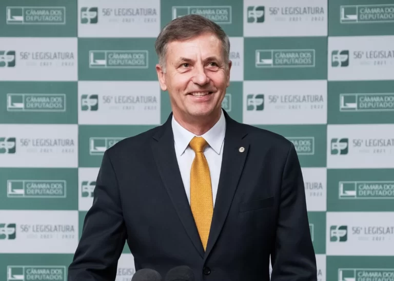 Enquete: Se a eleição fosse hoje, em quem você votaria para prefeito(a) de Pinhais?