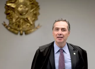 Senadores entram com processo de impeachment contra ministro Luís Roberto Barroso