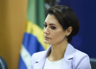 Flávio diz que Michelle Bolsonaro é bom nome para 2026