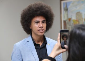 SILÊNCIO: Renato Freitas toma posse como deputado estadual no Paraná