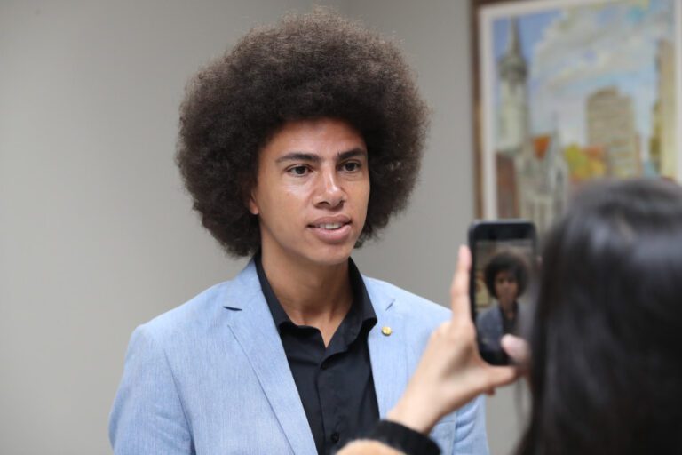 SILÊNCIO: Renato Freitas toma posse como deputado estadual no Paraná