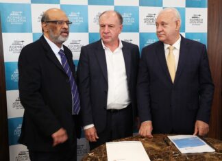 Presidente da ALEP, Ademar Traiano, recebe LDO 2024 do Paraná