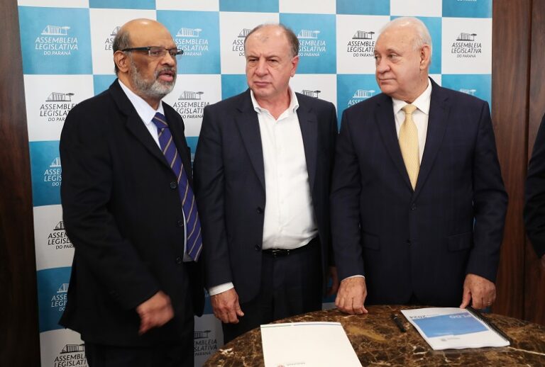 Presidente da ALEP, Ademar Traiano, recebe LDO 2024 do Paraná