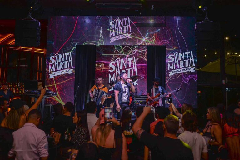 Música brasileira toma conta da balada no Santa Marta Bar