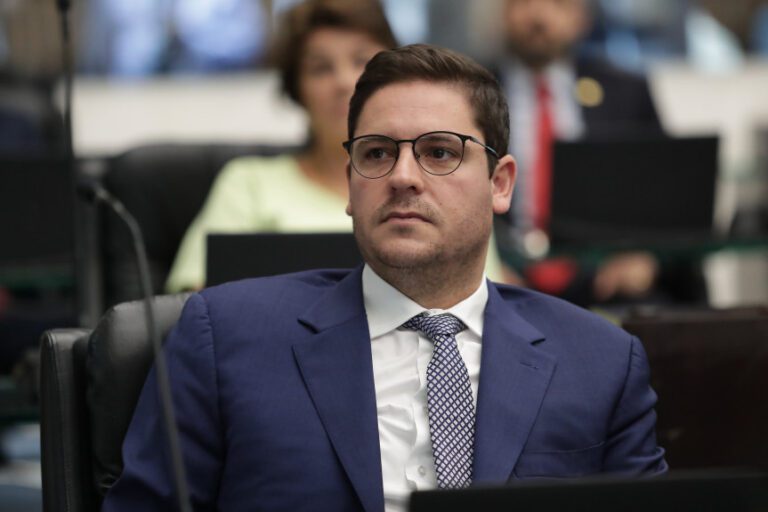 Projeto de lei que homenageia os guias de turismo do Paraná é aprovado na Assembleia