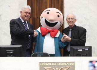 Criador das figurinhas do Zequinha recebe título de Cidadão Benemérito