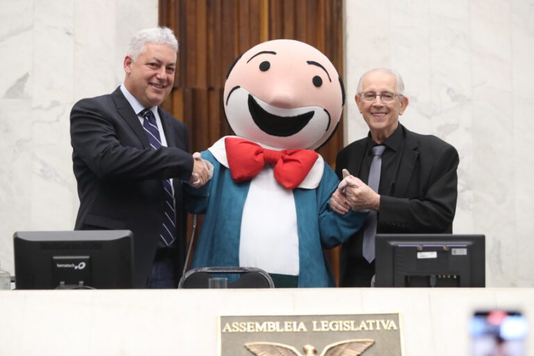 Criador das figurinhas do Zequinha recebe título de Cidadão Benemérito