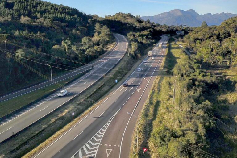 Fluxo intenso é registrado na BR-277 e BR-376 nesta sexta-feira, véspera de feriado.