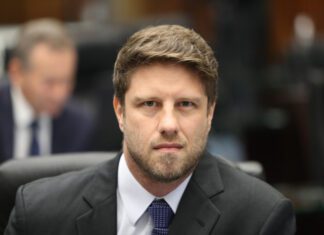 A presença de dois ministros do governo Lula no Paraná gerou críticas do deputado estadual do PT do Paraná, Requião Filho