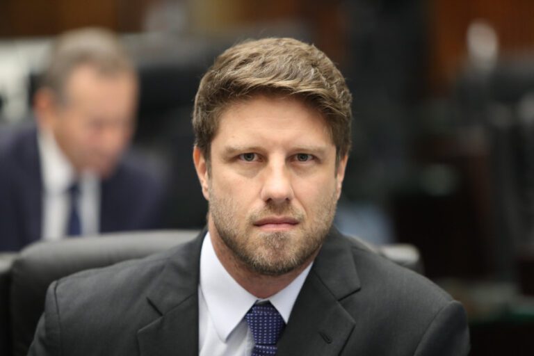 A presença de dois ministros do governo Lula no Paraná gerou críticas do deputado estadual do PT do Paraná, Requião Filho