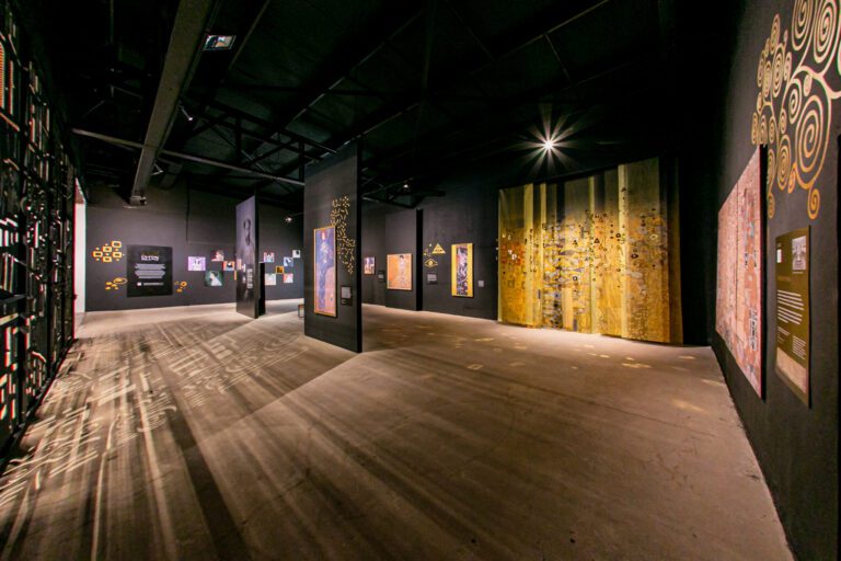 Shopping Mueller homenageia as mulheres em exposição interativa com obras do pintor Gustav Klimt
