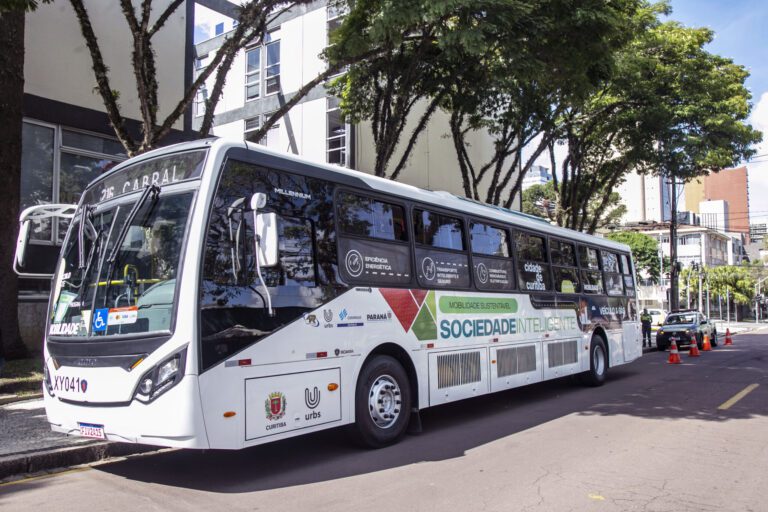 Curitiba começa a testar ônibus 100% movido a gás natural na segunda-feira