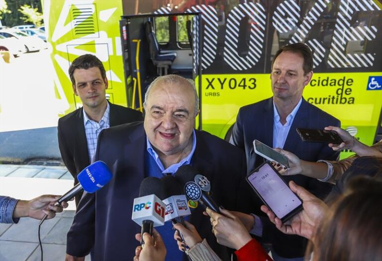 Greca anuncia que tarifa de ônibus em Curitiba não vai subir até o fim de 2024