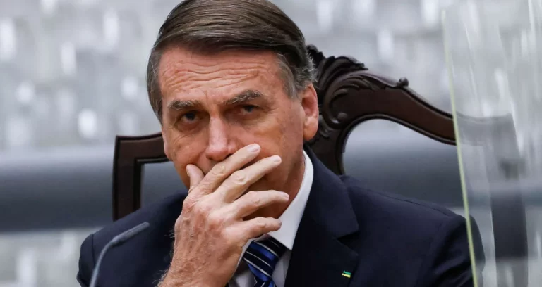Polícia Federal faz buscas na casa do ex-presidente Bolsonaro