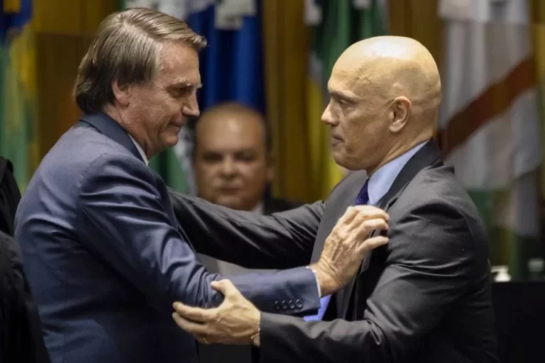URGENTE: Moraes determina apreensão de armas e passaporte de Bolsonaro