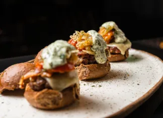 Bar de Curitiba prorroga menu inédito de hambúrgueres gourmets