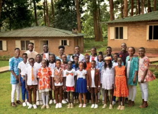 Coral de crianças de Uganda se apresenta em Curitiba