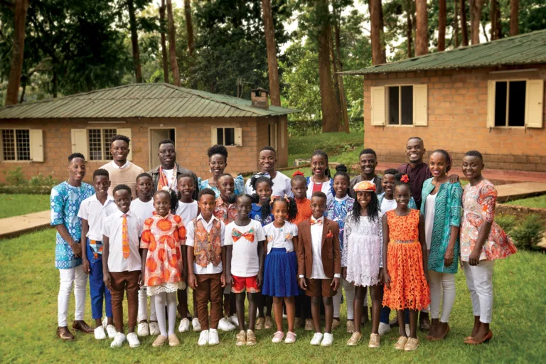 Coral de crianças de Uganda se apresenta em Curitiba