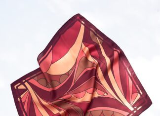 Outback presenteia consumidoras com lenço exclusivo da Scarf Me no Dia das Mães