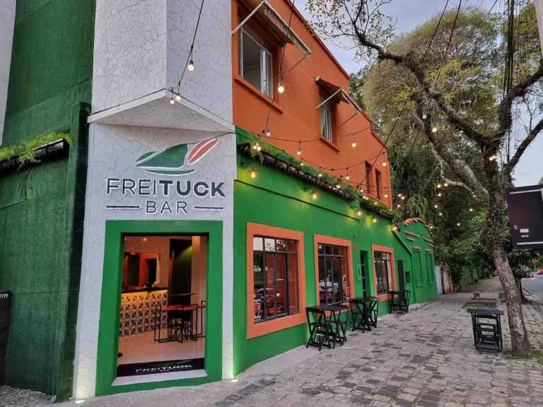 Novo Bar em Curitiba oferece Hot Dog por R$2 reais. Veja mais! • Por Lisley Chiquini