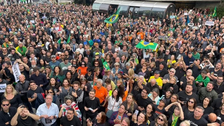 Ato de apoio a Deltan Dallagnol reúne 10 mil pessoas