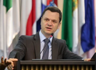 Moraes manda soltar Anderson Torres e aplica restrições