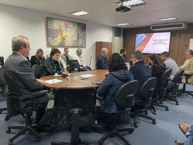 Projeto no Paraná vai oferecer três mil vagas em treinamento gratuito na área de TI