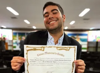 Criador do perfil Comer Bem em Curitiba, recebe homenagem da Câmara Municipal • Por Isabela Haiducki