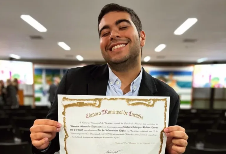 Criador do perfil Comer Bem em Curitiba, recebe homenagem da Câmara Municipal • Por Isabela Haiducki