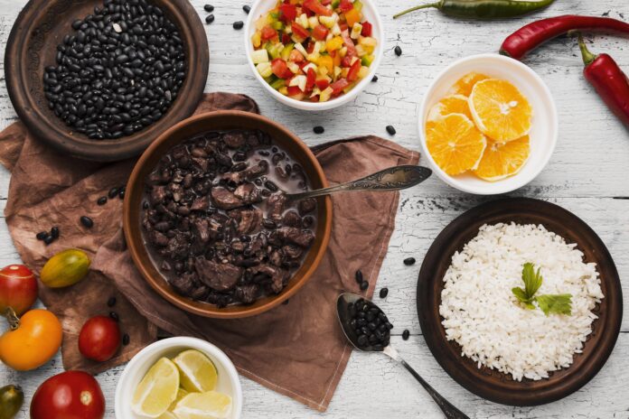 composicao-vista-de-cima-com-deliciosa-comida-brasileira