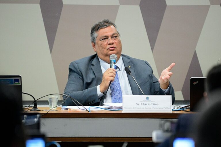 Caso Renato Freitas: Dino questiona normas sobre inspeção em aeroportos