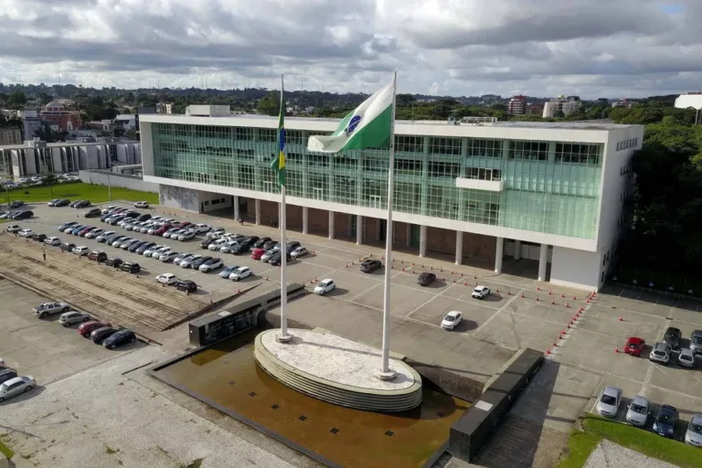 Ex-governadores do Paraná retomam aposentadorias, e decisão do STF custará R$ 2 mi por ano