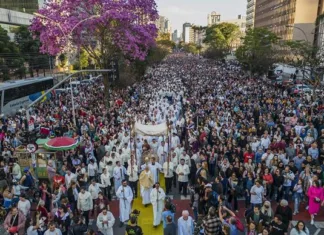 Curitiba tem seu maior evento de Corpus Christi, com 120 mil pessoas