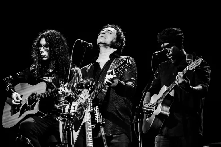 Frejat e filho se apresentam no palco do Teatro Guaíra