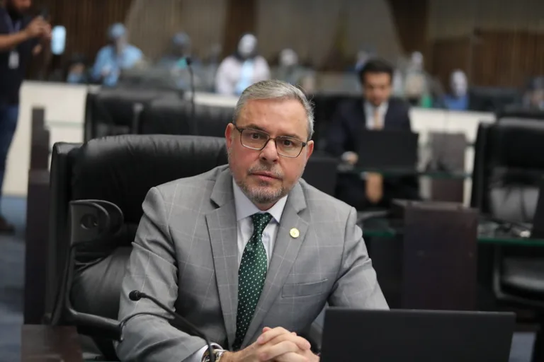 Deputado Ricardo Arruda protocola Projeto de Lei em favor dos Policiais