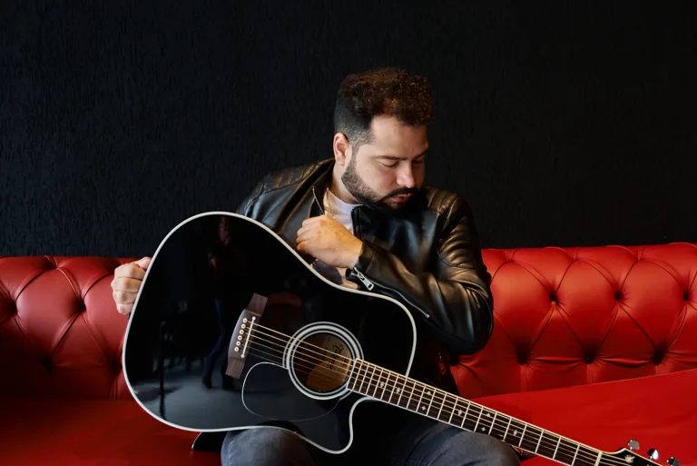 Curitiba lança cantor de sertanejo pop