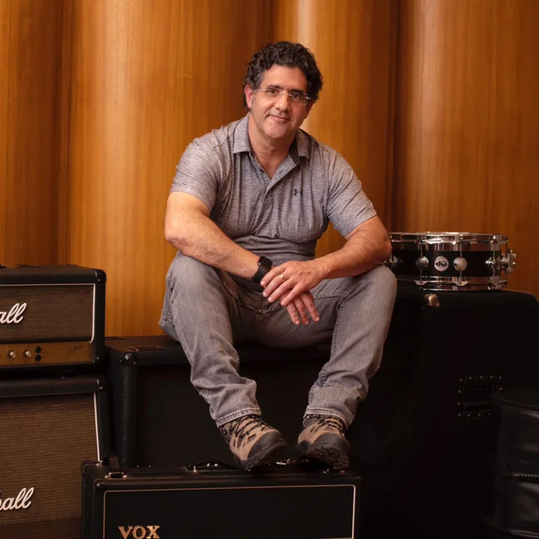 Empresário abre portas para o mercado da música brasileira