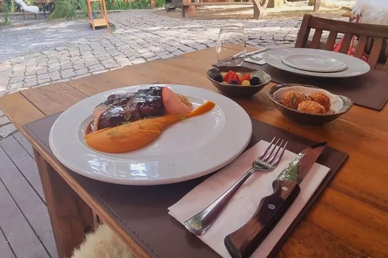 Almoço de sexta no Restaurante Maria Eugênia vai do porco moura a frutos do mar