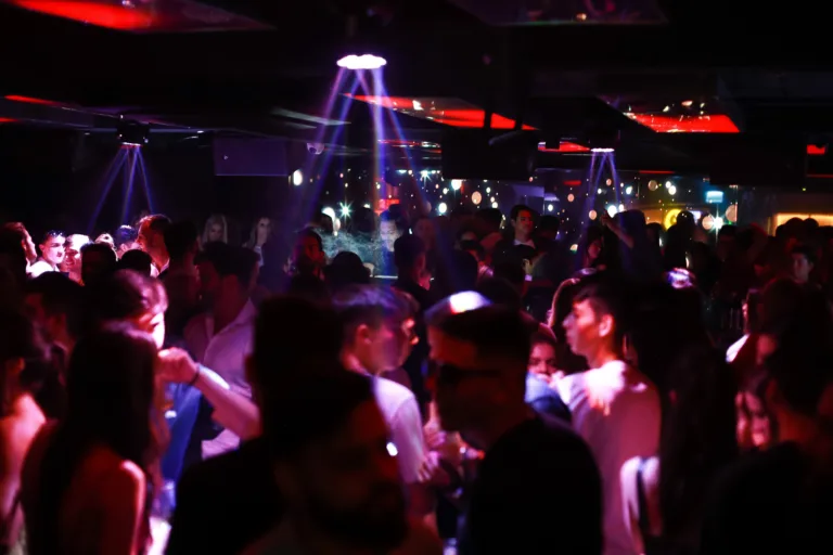 RW Club, o palco para a música eletrônica e vida noturna em Curitiba