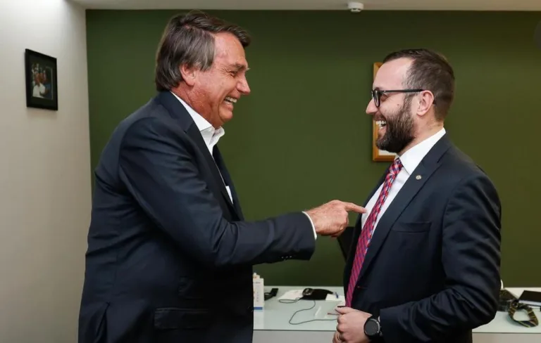 Bolsonaro quer Filipe Barros no comando do PL do Paraná