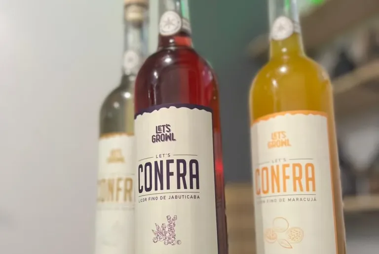 Bar em Curitiba lança cachaça “Lets Confra”, um licor fino de jabuticaba