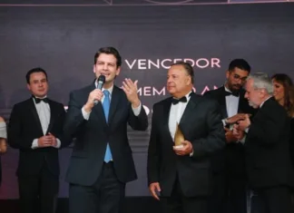 Governador Ratinho Júnior recebe Troféu Mário Petrelli como Personalidade TOPVIEW de 2023