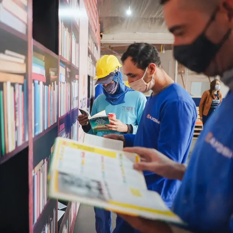 Curitiba recebe projeto que constrói bibliotecas gratuitas em canteiros de obras