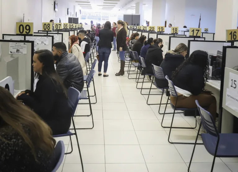 Agências do Trabalhador do Paraná têm 13,3 mil vagas de emprego disponíveis